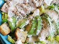 Photo de la Recette: Salade César au Poulet et à l'Avocat