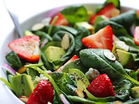 Photo de la Recette: Salade D’avocat aux Fraises et Épinards avec Vinaigrette aux Graines de Pavot