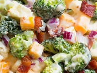 Photo de la Recette: Salade de Brocoli, Chou-fleur et... Bacon, Arrosée d'une Savoureuse Vinaigrette au Yogourt Grec