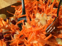 Photo de la Recette: SALADE DE CAROTTES, DE CANNEBERGES ET DE NOIX