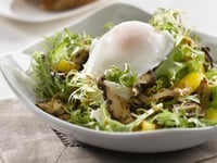 Photo de la Recette: Salade de Champignons Sauvages et Oeufs Pochés