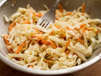 Photo de la Recette: Salade de Chou (Coleslaw) Mi-Crémeuse Mi-Traditionnelle