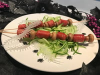 Photo de la Recette: Salade de Concombres Brochettes de Saucisses et Champignons pour L'halloween