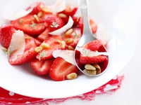 Photo de la Recette: Salade De Fraises Au Parmesan Et Pignons De Pin