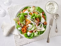 Photo de la Recette: Salade de Laitue Boston et Saumon Fumé, Vinaigrette Fouettée à L’aneth et au Citron