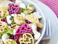 Photo de la Recette: Salade de Pâtes en Forme de Coeur à la Feta et Pignons de Pin