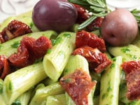 Photo de la Recette: Salade de Penne aux Tomates Séchées et au Pesto