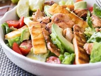 Photo de la Recette: Salade de Poulet, Haloumi et Avocat à la Vinaigrette au Citron Vert