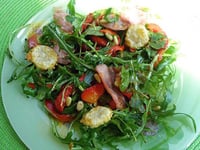 Photo de la Recette: Salade de Roquette aux Poivrons Marinés au Bacon et ses Tuiles de Parmesan