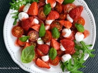 Photo de la Recette: Salade de Tomates Fraises et Mozzarella Sauce Fraises Citron Vert