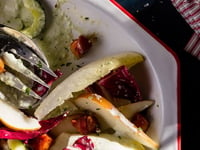 Photo de la Recette: Salade D’endives, Radicchio, Poires et Pancetta Croustillante, avec Vinaigrette Crémeuse au Concombre