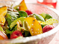 Photo de la Recette: Salade d'épinards aux Pêches et aux Noix Vinaigrette aux Framboises