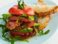 Photo de la Recette: Salade Étagée D’avocat de Tomates et de Bacon