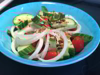 Photo de la Recette: Salade Rafraîchissante au Concombre, Tomate et Oignon