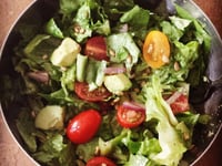 Photo de la Recette: SALADE-REPAS VÉGÉTALIENNE À L'AVOCAT ET AUX GRAINES DE TOURNESOL