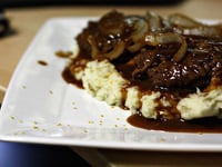 Photo de la Recette: SALISBURY STEAK AU CHAMPIGNONS ET OIGNONS