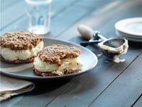 Photo de la Recette: Sandwich à la Crème Glacée Irrésistible au Biscuit de Gruau et de Raisins Secs