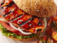 Photo de la Recette: SANDWICH AU POULET BBQ