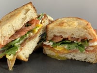 Photo de la Recette: Sandwich Déjeuner Oeuf, Prosciutto et Fromage Brie