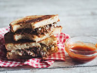 Photo de la Recette: Sandwich Végétarien au Fromage Grillé et au Bœuf avec ketchup Sriracha