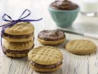 Photo de la Recette: Sandwiches aux Biscuits au Beurre D’arachide avec Ganache au Yogourt Grec