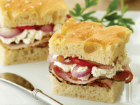 Photo de la Recette: SANDWICHS AU FROMAGE DE CHÈVRE ET AU RÔTI DE PORC SUR FOCACCIA