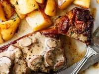 Photo de la Recette: Sauce à la Crème de Champignons et de Steaks au Beurre à L'ail Poêlé