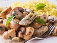 Photo de la Recette: Sauce Veloutée de Champignons et D’artichauts sur du Poulet au Basilic avec Riz Aromatisé au Safran