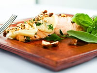 Photo de la Recette: Saumon Grillé aux Herbes Folles, Carpaccio de Fromage à Pâte Molle et Croquant de Noisettes