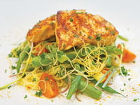 Photo de la Recette: Saumon Grillé et Nouilles Singapour aux Légumes