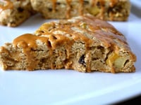 Photo de la Recette: Scones Pomme-Raisin Glacés à L’érable