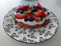 Photo de la Recette: Shortcake Surmonté de Crème Fouettée et Fruits Rouges