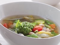 Photo de la Recette: SOUPE AU BOUILLON DE LÉGUMES ET EAU D’ÉRABLE AVEC PISTOU DE BEURRE D’ÉRABLE