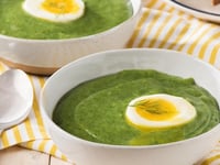 Photo de la Recette: Soupe aux Épinards et à L’aneth avec Oeufs Mollets