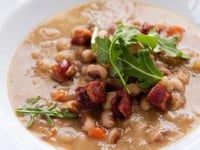 Photo de la Recette: Soupe Copieuse aux Haricots à Oeil Noir et Bacon