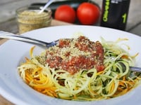 Photo de la Recette: Spaghettis de Courgette, Sauce aux Tomates Fraîches et Crumesan aux Graines de Chanvre