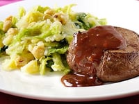 Photo de la Recette: STEAK DE CERF AVEC SAUCE AU VIN ROUGE ET CANNEBERGES