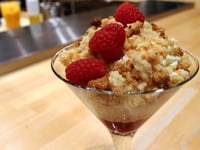 Photo de la Recette: Tarte à la Framboise Déstructurée, Crumble aux Amandes et Crémeux au Chocolat Blanc