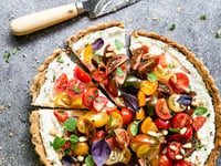 Photo de la Recette: Tarte au Beurre à la Ricotta, au Parmesan et au Fromage à la Crème, garnie de Tomates Juteuses, de Basilic