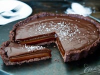 Photo de la Recette: Tarte Au Caramel Salé Au Chocolat, Croûte au Beurre D'amande