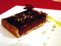 Photo de la Recette: Tarte au Chocolat Épicé et Pistache et son Coulis de Mangue Anisé