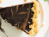 Photo de la Recette: TARTE CHOCO-CARAMEL EN CROÛTE DE CHIPS