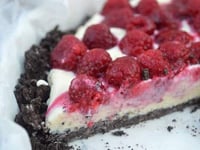 Photo de la Recette: Tarte Framboises Mascarpone et sa Croûte d’Oreo Recette Décadente