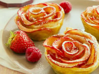 Photo de la Recette: Tartelettes aux Pétales de Pommes et Confiture de Fraises-Framboises