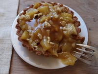 Photo de la Recette: Tartelettes aux Pommes, Caramel au Beurre Salé et Noisettes