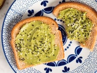 Photo de la Recette: Tartines au Fromage à la Crème avec Thé Matcha et Sésame Noir