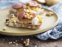 Photo de la Recette: TARTINES AU FROMAGE FRAIS AU MAÏS À LA POIRE ET AU CHORIZO