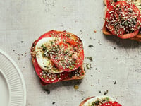 Photo de la Recette: TOASTS AUX TOMATES, À LA MOZZARELLA & AU DUKKA AU BASILIC