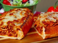 Photo de la Recette: Top Bouffe-réconfort du Pain à L’ail Farci au Spaghetti!
