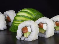 Photo de la Recette: URAMAKI (CALIFORNIA ROLL) AU SAUMON, AVOCAT ET KIRI